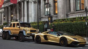 الملياردير استعرض أربع سيارات مطلية بالذهب بتكلفة مليوني دولار تقريبا- أرشيفية
