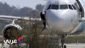 الطائرة المصرية المخطوفة خلال محاولات إنقاذ الركاب- وكالات