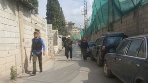 تنتشر القوة الأمنية التابعة للفصائل الفلسطينية في المخيم لتطويق الأزمة ومنع تطورها- عربي21