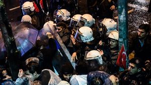 قوات الأمن التركية تحاول دخول مقر صحيفة زمان بعد صدور قرار قضائي - أ ف ب