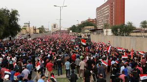 احتشد نحو 200 ألف شخص استجابة لدعوة مقتدى الصدر أمام المنطقة الخضراء - أ ف ب