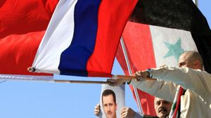 موالون للأسد يرفعون العلم الروسي في دمشق بجانب صورة رئيس النظام- أرشيفية