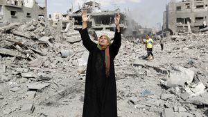 سيدة فلسطينية تقف على أنقاض حي الشجاعية شرق غزة بعد قيام الاحتلال بتدميره في عدوان 2014- أرشيفية