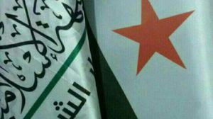 علم الثورة بجانب علم "أحرار الشام"- تويتر