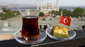 "الشاي" يعد المشروب الشعبي المقدس لدى الأتراك- جيتي