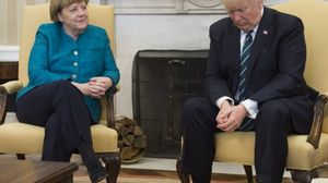رفض ترامب مصافحة ميركل رغم إلحاح الصحفيين والمستشارة الألمانية- أ ف ب