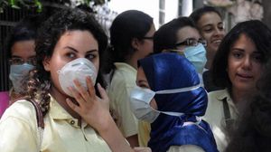 فتيات مدرسة في مصر يلبسن وقاء على وجههم بسب فيروس - جيتي