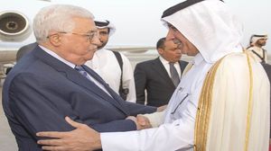 محمود عباس استقبله بالمطار وزير الدولة للشؤون الخارجية سلطان بن سعد المريخي - الأناضول