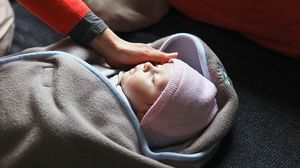 يقضي الأطفال حديثو الولادة الذين ينامون ما يقرب من نصف وقتهم في حالة حركة العين السريعة- جيتي