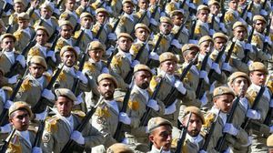 ذكرت الصحيفة أن الشوارع والأماكن العامة في طهران تمتلئ بجنود يافعين- أرشيفية