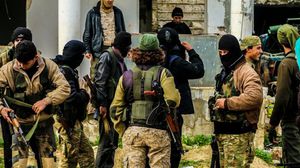 مقاتلو "جيش النصر" أثناء استعدادهم للتوجه إلى معركة حماة- تويتر