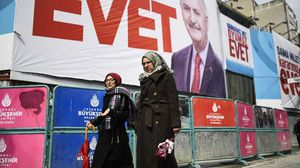 لافتات في شوارع إسطنبول للدعوة إلى المشاركة بنعم في الاستفتاء- أ ف ب