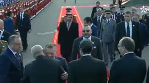 عانق العاهل الأردني عبد الله الثاني لرئيس حكومة تصريف الأعمال بالمغرب، عبد الإله بن كيران خلال حفل استقباله- يوتيوب