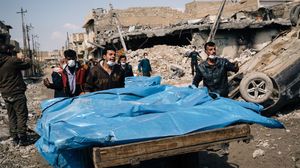 جثث لأهالي الموصل انتشلت من تحت الأنقاض- جيتي