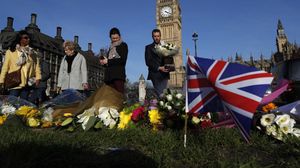 بريطانيون يضعون الزهور قرب مكان الهجوم عند البرلمان البريطاني- أ ف ب