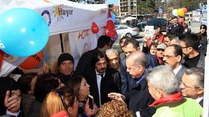 أردوغان أثناء حديثه مع القائمين على حملة "لا" للتعديلات الدستورية- وسائل إعلام تركية
