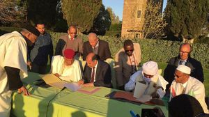 أعيان القبائل خلال التوقيع على اتفاق الصلح بينهم- عربي21