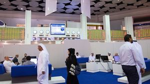 نزل مؤشر سوق أبوظبي بنسبة 0.64 بالمئة ومؤشر سوق دبي المالي بنسبة 0.66 بالمئة- جيتي