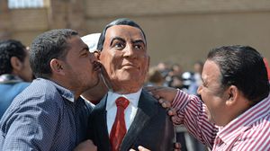 مؤيدون لحسني مبارك يقبلون تمثالا على صورته خلال محاكماته قبل أعوام - (أرشيفية) أ ف ب