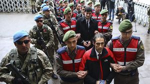 المتهمون بمحاولة اغتيال الرئيس التركي رجب طيب أردوغان خلال دخولهم للمحكمة- ديلي صباح التركية