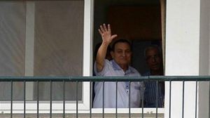 مبارك يلوح لمؤيديه خارج المستشفى العسكري في القاهرة- أرشيفية