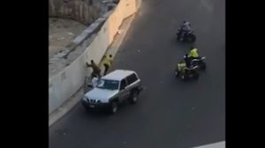 حاول شبان الاعتداء على العسكري عدة مرات خلال دقائق معدودة- يوتيوب