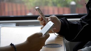 تمثل قضية الخصوصية مسألة حساسة لمستخدمي الهواتف - جيتي