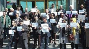 معلمون إيرانيون يرفعون لافتات في وقفة أمام إحدى المدارس- تويتر