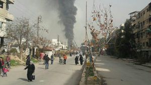 مدنيون خلال فرارهم من القصف بإحدى بلدات الغوطة- تويتر