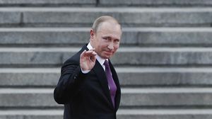 في 2008، لم يستطع بوتين الترشح لفترة رئاسية جديدة نظرا لأن الدستور الروسي يمنع تولي أكثر من ولايتين متتاليتين