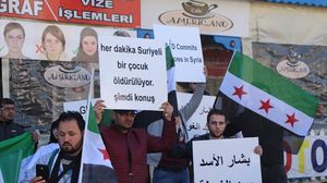 رفع المتظاهرون لافتات كتب عليها، "ادعموا أطفال سوريا" و"أنقذوا المدنيين في الغوطة"-  الأناضول