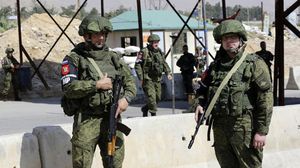عناصر من القوات الروسية على مداخل الغوطة الشرقية- جيتي