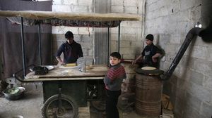 مدنيون في الغوطة يخبزون ما توفر من طحين في ظروف صعبة للغاية- جيتي