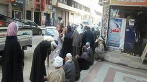 عرضت وسائل الإعلام المصرية ومواقع التواصل الاجتماعي صورا للازدحام والتكدس أمام مقرات شركة "تسهيل"