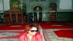 أوضحت داليا مبروك أن الصورة التي يتم تناقلها ليست في مسجد بل هي "مأخوذة في مقام ولي في فاس" - فيسبوك