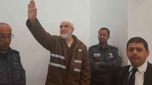 يعيش الشيخ صلاح داخل زنزانة إسرائيلية صغيرة وضيقة جدا، في ظروف إنسانية وصحية صعبة للغاية- عربي21