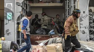 معارضون سوريون وجهوا انتقادات لمقاتلين من المعارضة بعد عمليات نهب لمحال في عفرين- جيتي 