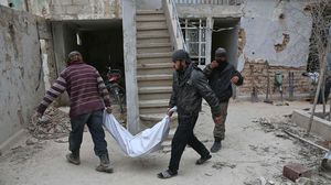 سكان الغوطة استغلوا لحظات الهدوء لانتشال الجثث من تحت الأنقاض- جيتي