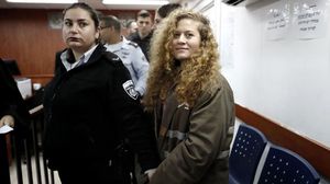 التميمي اعتقلت بتهمة صفع جندي إسرائيلي كان ضمن قوة للاحتلال اقتحمت منزلها- جيتي 