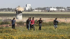يشار إلى أن 4 شبان اجتازوا خط الهدنة شرق غزة وأضرموا النار في آليات إسرائيلية وانسحبوا بنجاح- جيتي