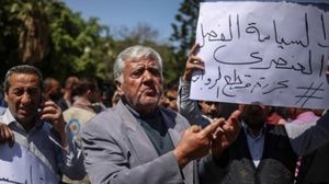 موظفون من غزة يحتجون على خصومات السلطة على رواتبهم- تويتر