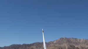 قام "مايك هيوز"، وهو مخترع يبلغ من العمر 61 عاما، بالطيران على متن جهازه "صاروخ البخار" إلى ارتفاع 570 مترا فوق سطح الأرض- يوتيوب