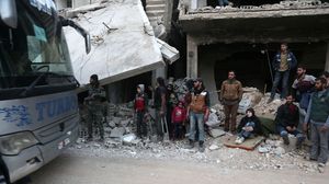 فصيل فليق الرحمن اتفق مع روسيا على مغادرة مقاتليه مدنا في الغوطة إلى إدلب- جيتي 