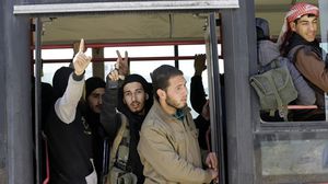 آلاف المدنيين والمقاتلين خرجوا الأحد من مدن الغوطة بعد اتفاق بين الفصائل وروسيا- جيتي 
