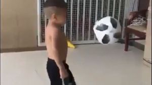 طفل كرة قدم