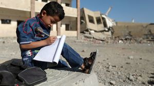 طفل يمني يدرس على أنقاض مدرسته التي دمرها القصف- جيتي