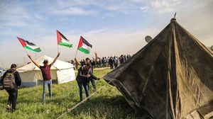 شبان فلسطينيون نصبوا خياما على المنطقة العازلة في القطاع- جيتي