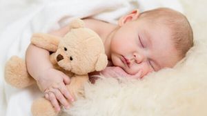 التدليك يعزز شعور الرضيع بالرغبة في النوم