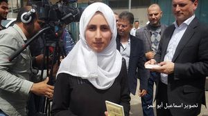 الطالبة وجد دفترها المدرسي بين أنقاض مدرسة دمرها الاحتلال- فيسبوك