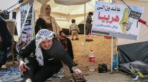 شيخ فلسطيني مع زوجته خلال مشاركتهما بمخيم مسيرة العودة على حدود القطاع- شهاب